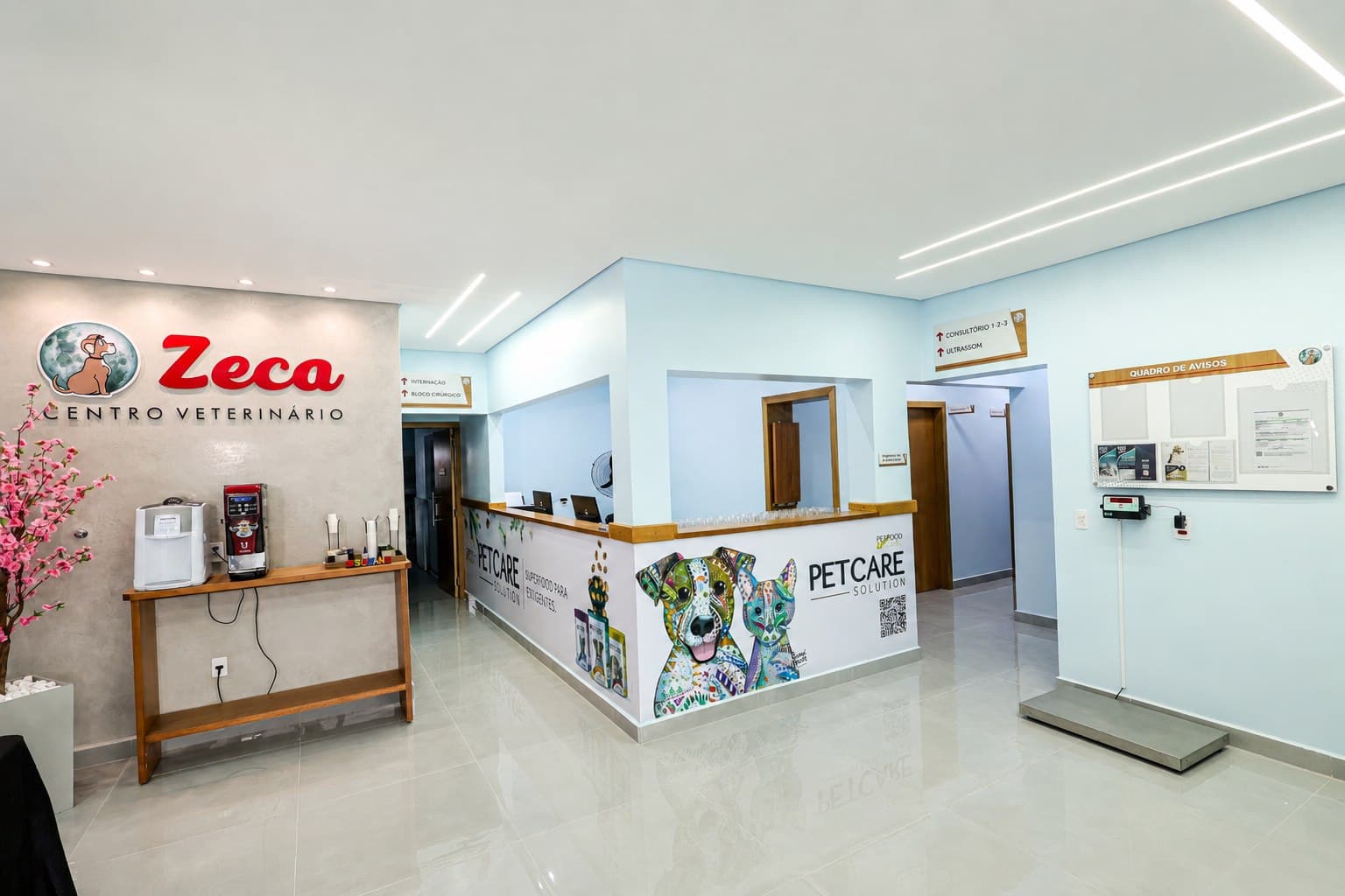 Recepção do Centro Veterinário Zeca Pet em Suzano, com balcão de atendimento, espaço de café e acesso aos consultórios