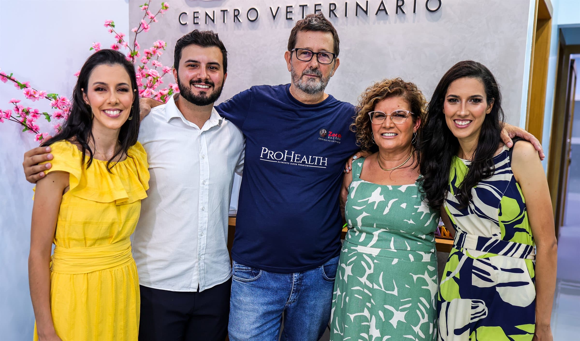 A família fundadora do Grupo Zeca Pet reunida na recepção do Centro Veterinário