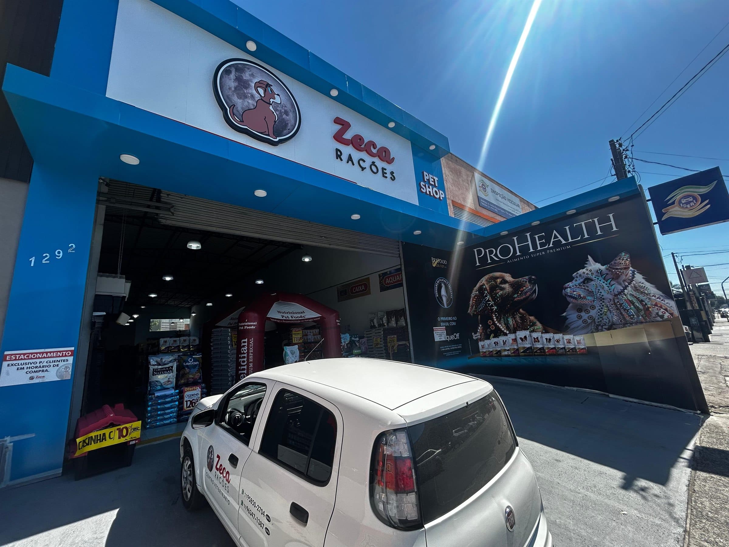 Fachada da unidade Marques Figueira do Grupo Zeca Pet, com entrada ampla para o pet shop